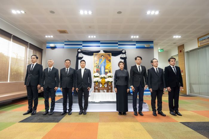 ลามิน่าจัดพิธีน้อมถวายความอาลัยเบื้องหน้าพระฉายาลักษณ์ สมเด็จพระนางเจ้าสิริกิติ์ พระบรมราชินีนาถ พระบรมราชชนนีพันปีหลวง